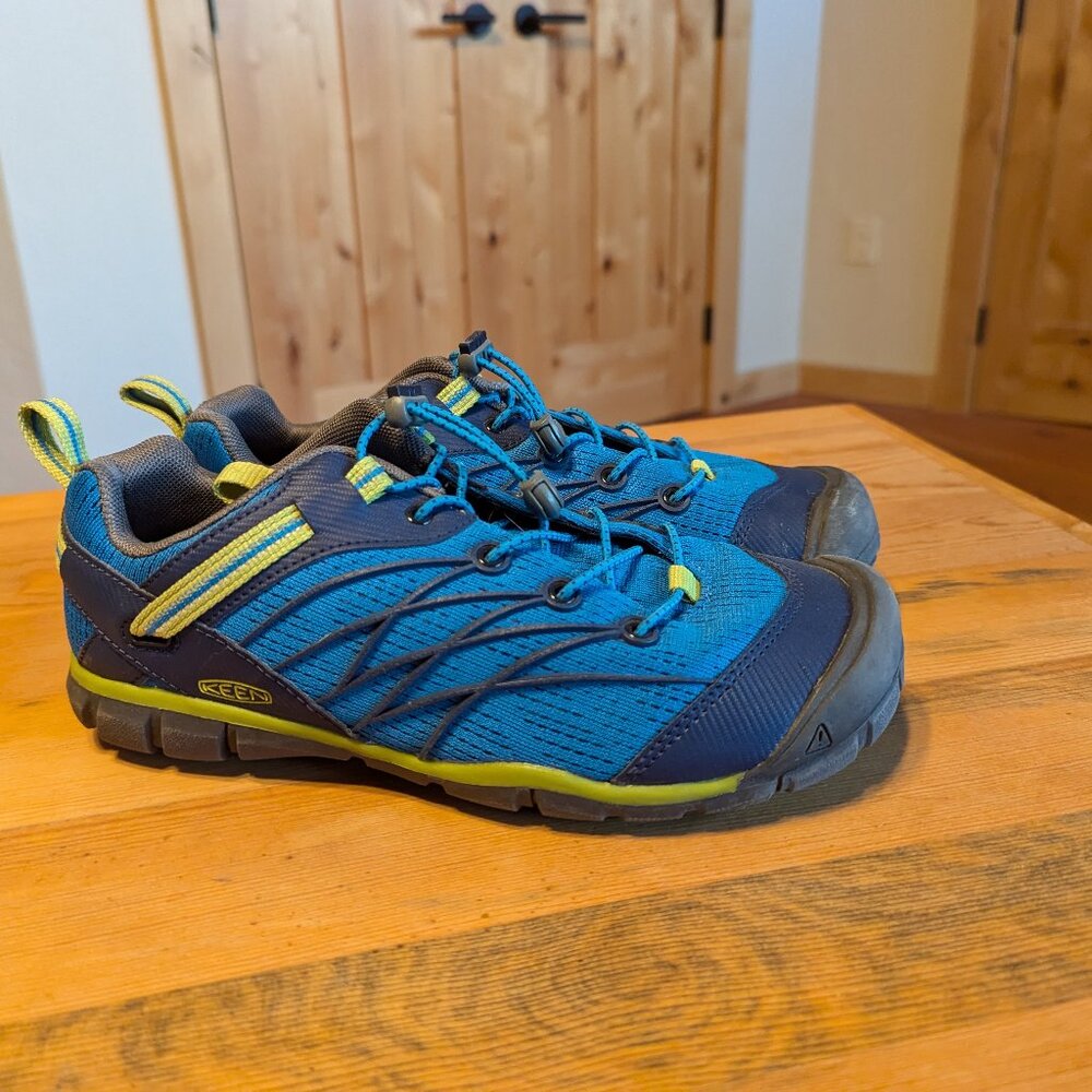 Keen Boys shoes size 5.  Blue